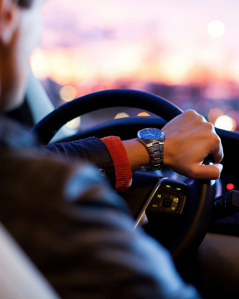 imagen de un chico al volante de un vehiculo de suscripción
